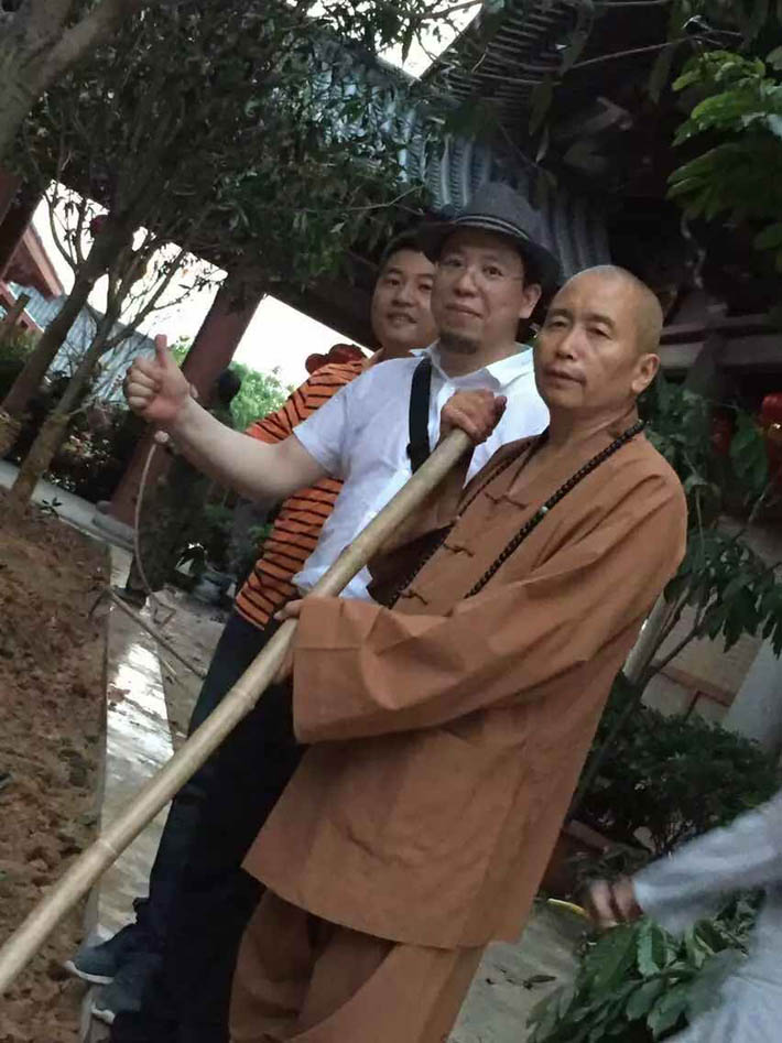 活动隔断公司人员种下有缘之树